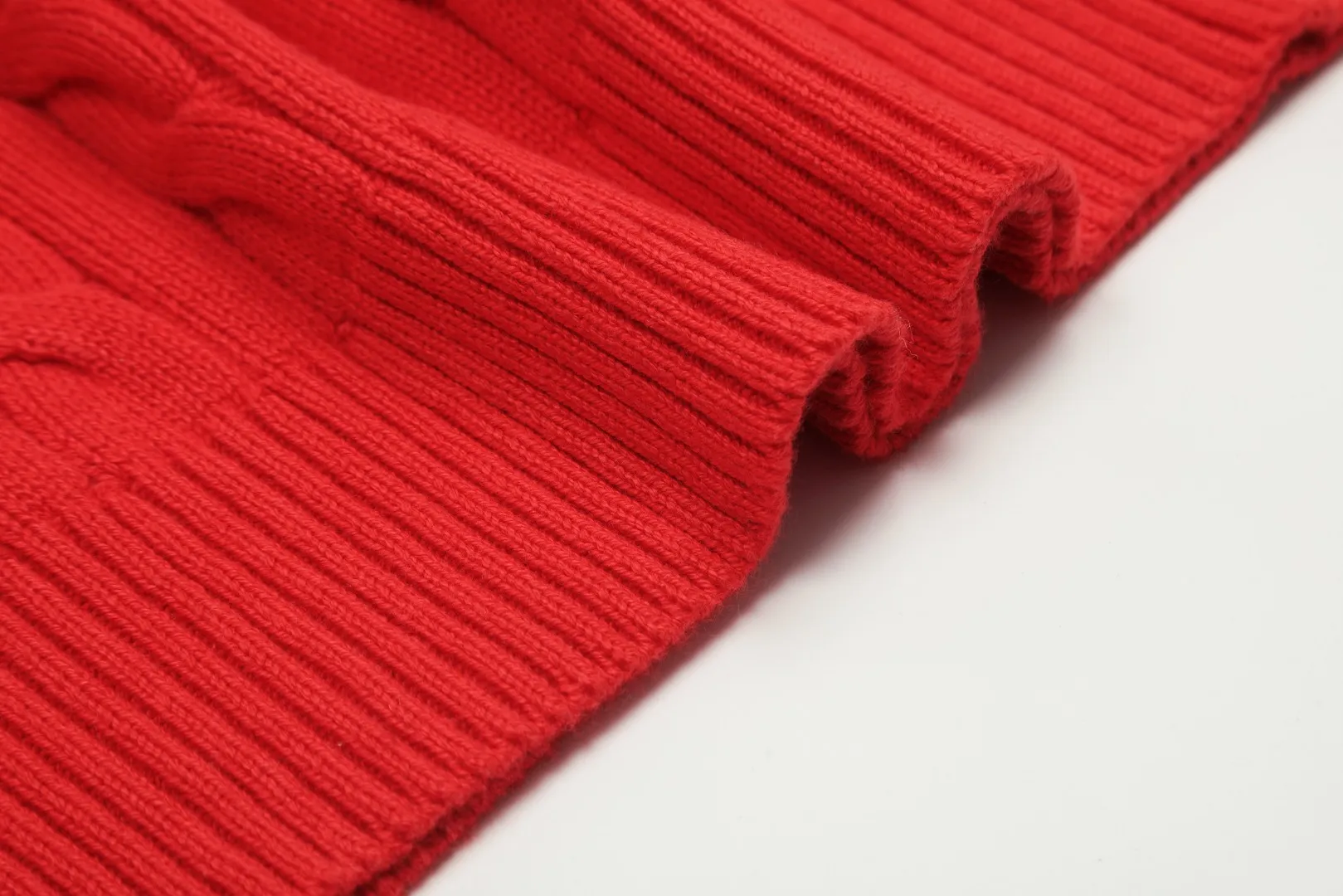 P220 Top quality" Style number: DS012# (not off the shelves all year round) [Ralph Lauren round neck solid color pony embroidered logo twist knitted sweater] ✅Ralph Lauren Ralph Lauren classic basic versatile unisex knitted pullover round neck sweater ✅Main supplier platform live broadcast Wholesale entity Replenish when out of stock Not off the shelf ✅ZP quality 1:1 version Scan the code to enter the GF website Counter quality ✅Detailed quality is the only one in Guangzhou Imported quality cotton yarn, focusing on high-end, cost-effective, good quality needless to say ✅The version is restored to the original order, the maximum size can be worn up to 190 pounds, loose, comfortable and stress-free ✅The upper body is simple and easy to match, ootd must-have style, good-looking clothes are never picky, a must-have in couples' wardrobes.